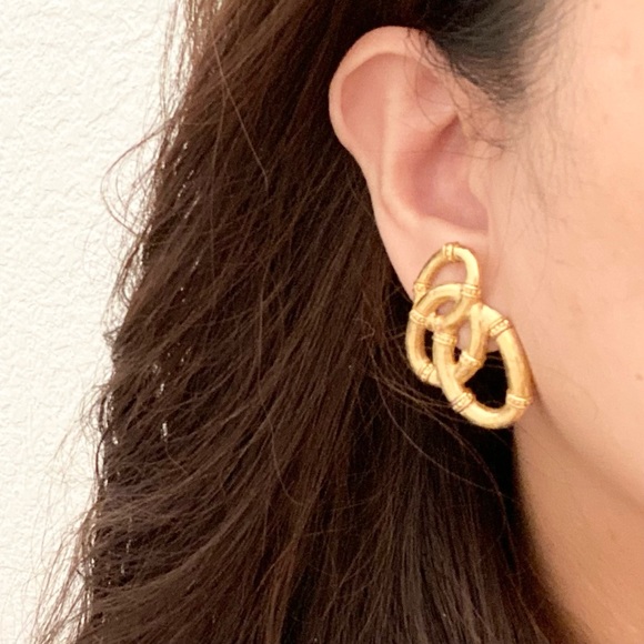 Vintage 80’s AVON Brushed Gold-tone Interlocking Ovals Post Earrings - Picture 2 of 11